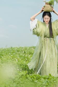大手从衣服下摆探进去